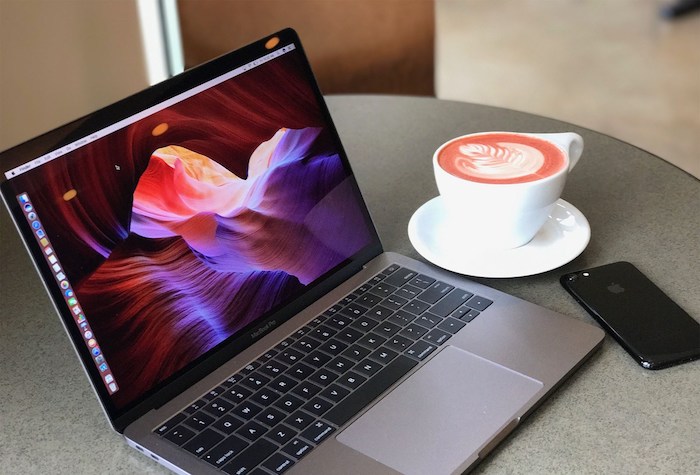 Thói quen dùng Macbook không cẩn thận là nguyên nhân vô nước nhiều nhất