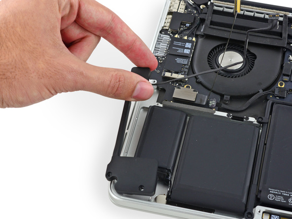Thay loa Macbook A1502 cần sự tỉ mỉ và lành nghề