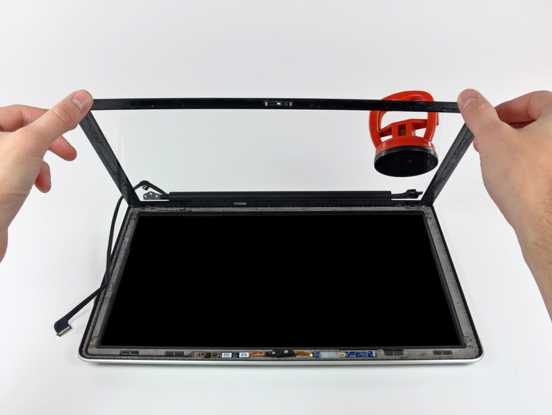 Thay thế màn hình Macbook đòi hỏi sự tỉ mỉ và chính xác tuyệt đối