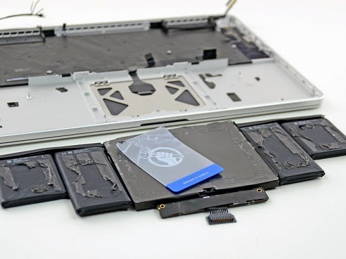 Pin Macbook bị phồng cần được thay thế gấp